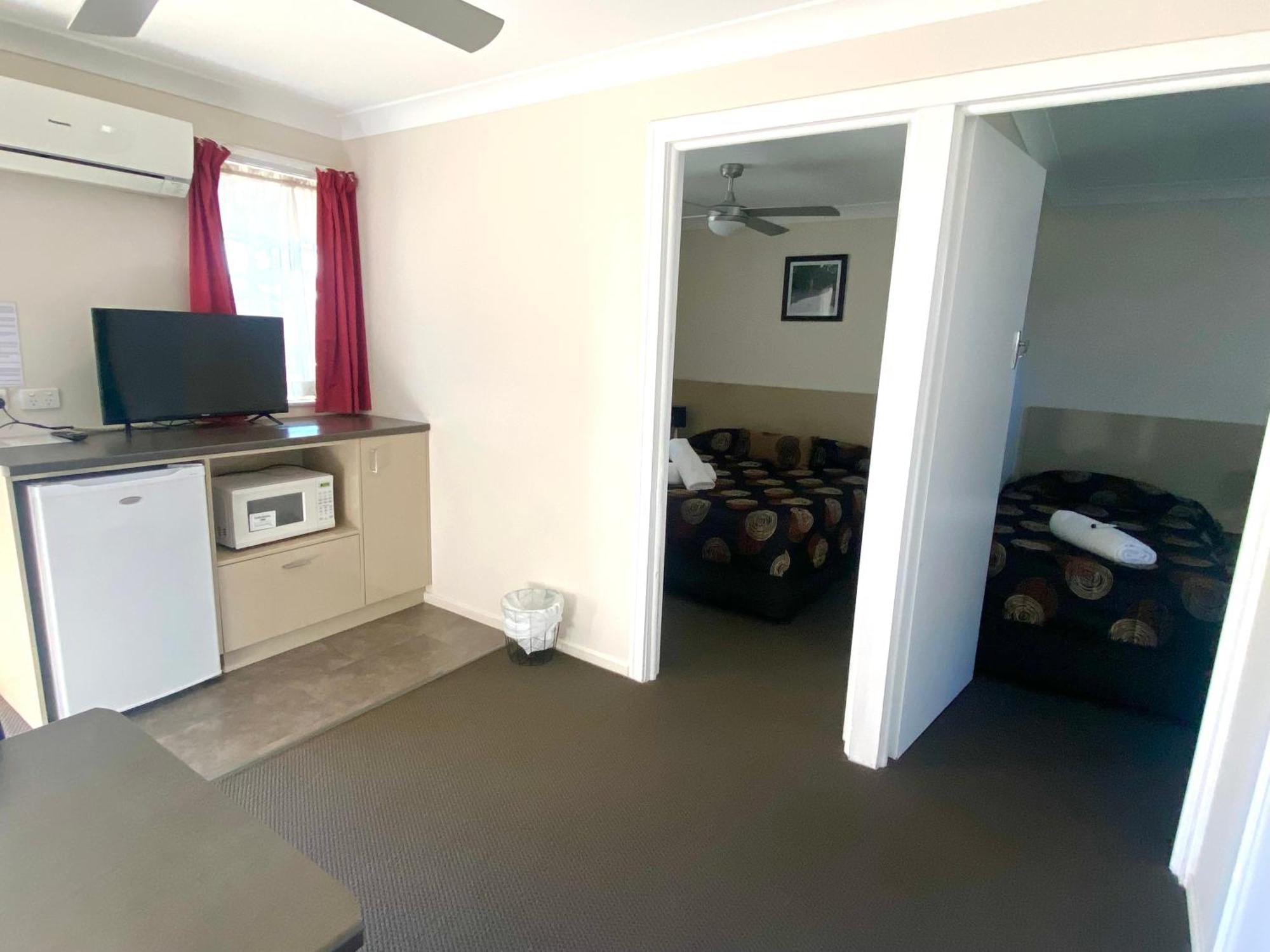 High Street Motor Inn Станторп Экстерьер фото