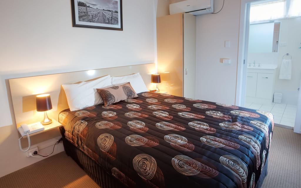 High Street Motor Inn Станторп Экстерьер фото